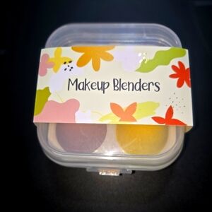 (3/25) Makeup Blenders 4pack In Reuseable Container